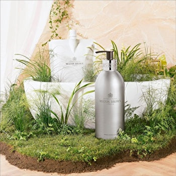 Molton Brown Infinite Bottle Coastal Cypress & Sea Fennel Bath & Shower Gel 400ml - Image 3